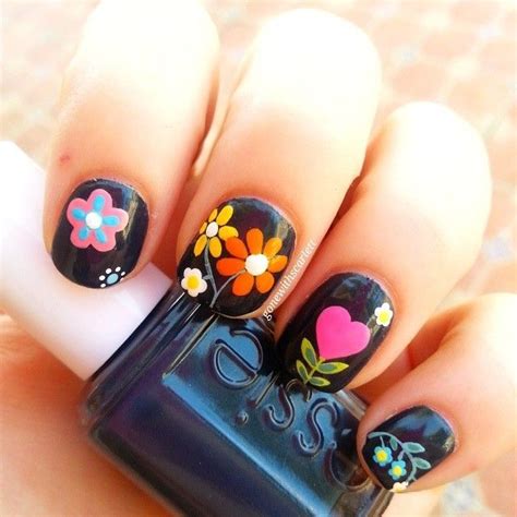 Las uñas decoradas con flores pueden usarse en cualquier época del año, dependiendo de los colores y estilos que elijas a la hora de pintarlas. Genial galería de uñas decoradas con flores