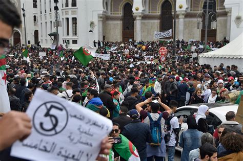 Algerie Bouteflika Marée Humaine à Alger Un Opposant Arrêté à Genève
