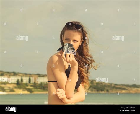 Frau Im Bikini Mit Kamera Am Strand Stockfotografie Alamy