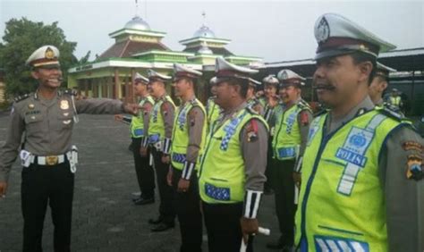 Pak Polisi Ini Gigit Pulpen Ada Apa Okezone News