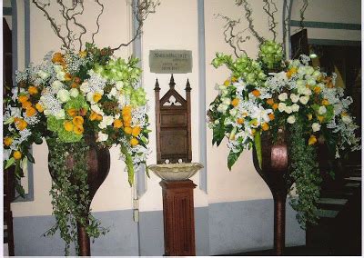 Dekorasi bunga dengan bunga anggrek bulan pot, aster kuning pot, dan tanaman hias berupa daun2 dalan pot. 46+ Hiasan Bunga Altar Gereja
