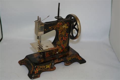 Singer's class 15 'improved family' sewing machine. ً Antique Muller German Toy Mini Hand Sewing Machine - 5-1 ...