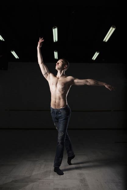 Free Photo Shirtless Man Performing Dance