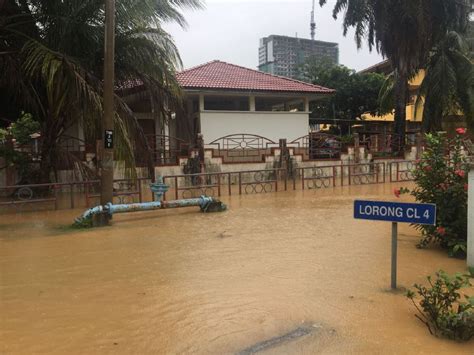 Kuala terengganu is a city in malaysia with a population of 285065 people. Kuala Terengganu not spared flood woes | New Straits Times ...