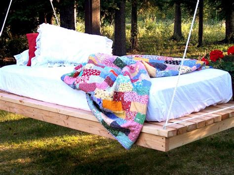 Tempat tidur dari palet bekas ini juga memiliki banyak fungsi. Bangun tempat tidur Anda sendiri yang tersendat: 44 ide DIY untuk tempat tidur palet di kebun