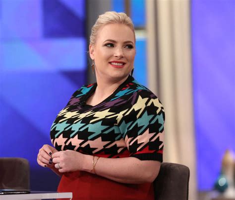 Snl Mocks Meghan Mccain And Joy Behar Feud