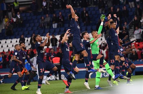 College kids embark into the wilderness on a gps treasure hunt but there is a masked killer playing a. PSG: des primes pour applaudir les supporters mais pas que...