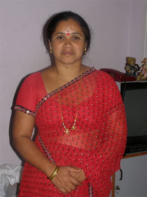 Aunty Saree Why Do Some Indian Women Wear Their Saree Below The Navel Is It Traditonal Quora