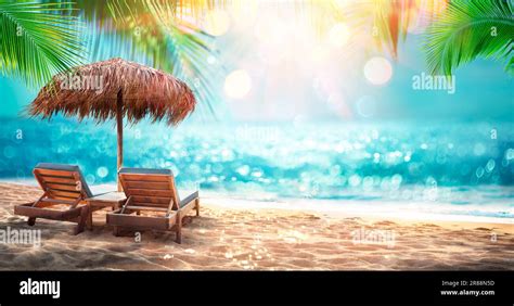 Chaises Longues Avec Parasol Et Feuilles De Palmier Dans Tropical Beach