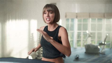 Taylor Swift Dances Like No Ones Watching 5 Things Her Apple Music Ads Reveal About Her E News