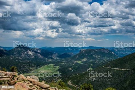 หุบเขาสีเขียวในฤดูร้อนในเทือกเขาร็อกกี้ อุทยานแห่งชาติ Rocky Mountain