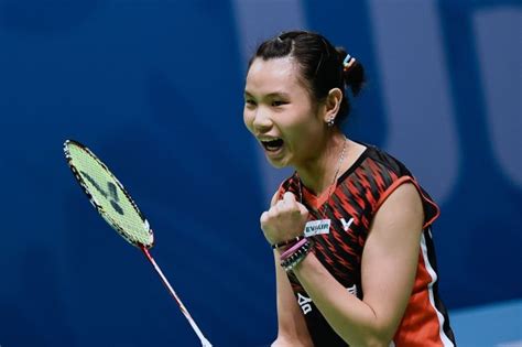 Badminton nets span the entire 20' (6.1 m) width of the court and are placed over the doubles. Tai Tzu Ying Tantang Ratchanok Intanon di Final Malaysia ...