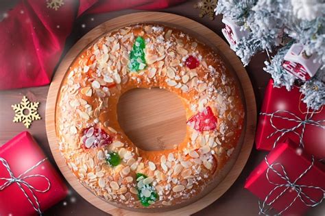 Premium Photo Traditional Epiphany Cake Roscon De Reyes On Wooden
