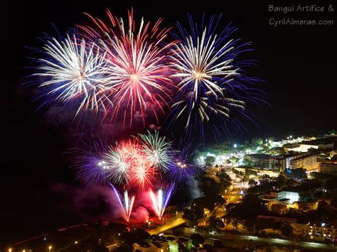 La suite du terrain, caravane, dernière récolte, enduit, cuisine, 1er feu. Photos du feu d'artifice de St Denis, Ile de La Réunion