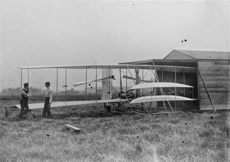 Awalnya, mereka juga menggunakan glider. Biografi Wright Bersaudara — Penemu Pesawat Terbang ...