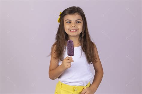 linda menina criança garotinha chupando picolé sobre fundo isolado branco [download] designi