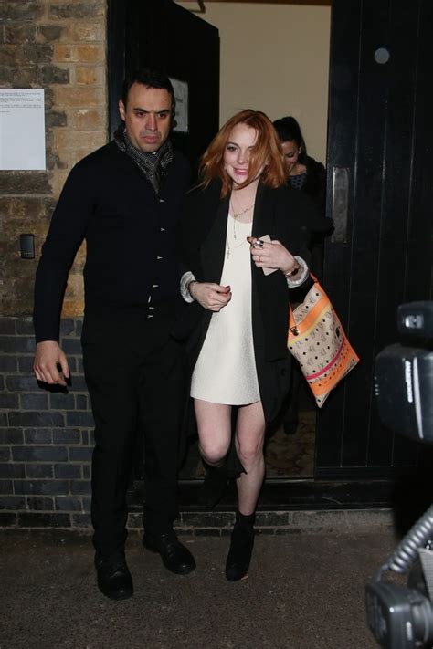 EGO Lindsay Lohan quase mostra demais ao deixar boate na Inglaterra notícias de Noite