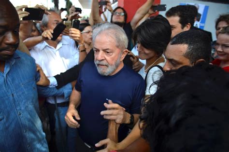 Brazils Ex President Lula Arrives In Prison After 24 Hour Standoff