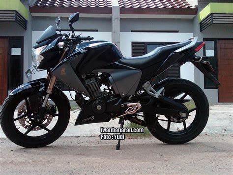 Kali ini mb mau modif striping untuk new mega pro, bukan apa apa, tapi biar merata masbrai.biar gak berat sebelah.memihak salah satu motor aja. AZZAM ::.: Modifikasi Honda New Megapro