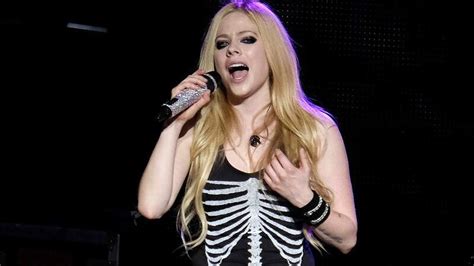 “flames” Avril Lavigne Anuncia Lançamento De Novo Single
