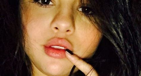 Selena Gómez se desnudó para sesión de fotos sorprendiendo a sus