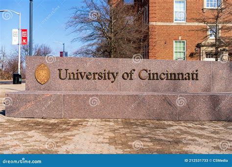 Cartaz Da Universidade De Cincinnati Em Cincinnati Oh Foto De Stock