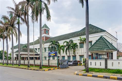 Townhouse Oak Hotels in Alfa Mart, Bogor Starting @ Rp205000 - Upto 66%