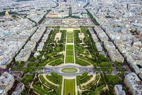 Explore The Area Around The Eiffel Tower Champ De Mars Torre