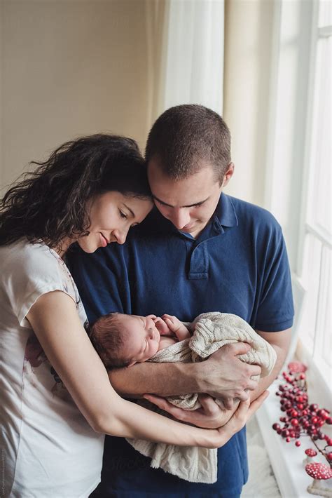 New Parents Holding And Looking At Their Baby Del Colaborador De Stocksy Lea Csontos Stocksy