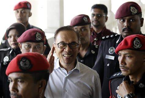 How much money is anwar ibrahim worth at the age of 73 and what's his real net anwar ibrahim (born august 10, 1947) is famous for being politician. Mahathir: Raja Malaysia Setuju Ampuni Anwar Ibrahim - Mina ...