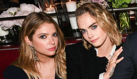 Ashley benson and cara delevingne. Cara Delevingne celebra orgulho LGBT+ com beijão em Ashley ...