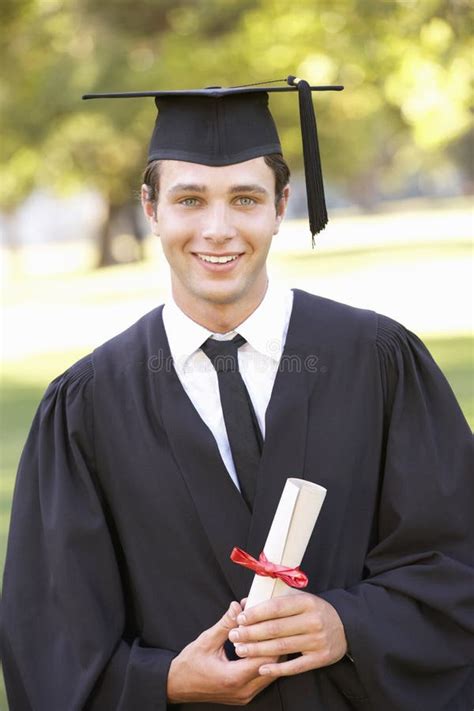 Estudiante Masculino Attending Graduation Ceremony Imagen De Archivo