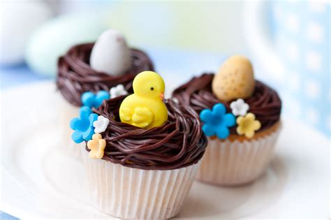 Kids love to decorate cakes! Easter Recipes for Kids