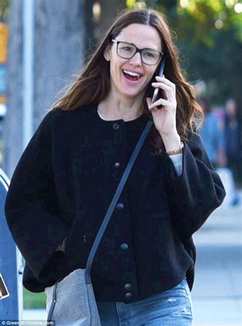 Jennifer Garner And Daughter Step Out In Matching Glasses Daily Mail Online