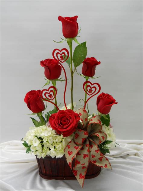 Beautiful Red Roses And Hydrangea Will Definitely Capture Your Loves