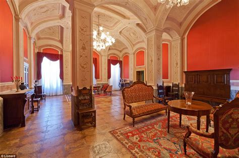 Describes the agora, temple, gymnasium, stadium, theater, and homes of a greek city state and the government, defense, gods, and daily life of the people. Inside the fairytale castles you could own in Italy ...