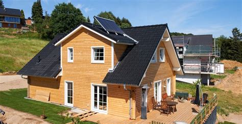 U nd die sonne deckt den wärmebedarf eines hauses mit erneuerbarer energie. Lohnt sich effizientes Bauen - für Euch und die Umwelt ...