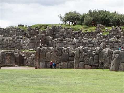 Das ehemalige reich der inkas erstreckt sich. peru sehenswürdigkeiten cusco festung saqsaywaman ...