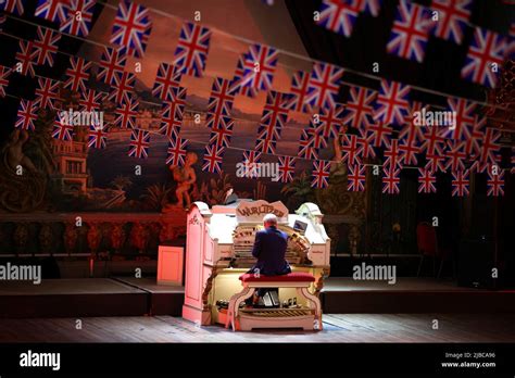 El Organista Phil Kelsall Toca El órgano Wurlitzer En El Salón De Baile Blackpool Tower Durante