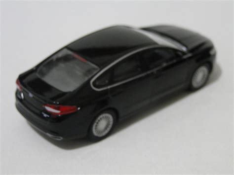Diecast Cwb 164 Collection 2013 Ford Fusion