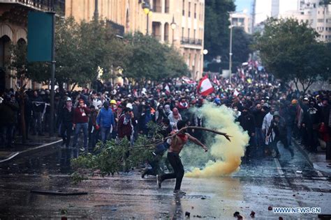 Injured In Clashes Between Protesters Riot Police In Lebanon S