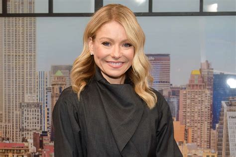 Kelly Ripa Says Shes Been Hiding A Stye In Her Eye With Makeup For