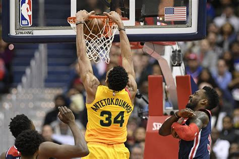Giannis antetokounmpo (milwaukee bucks) with a dunk vs the new york knicks, 03/11/2021. Giannis Antetokounmpo goes 17/17 at free throw line ...