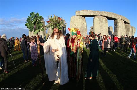 hundreds of remainers gather at stonehenge to celebrate summer solstice