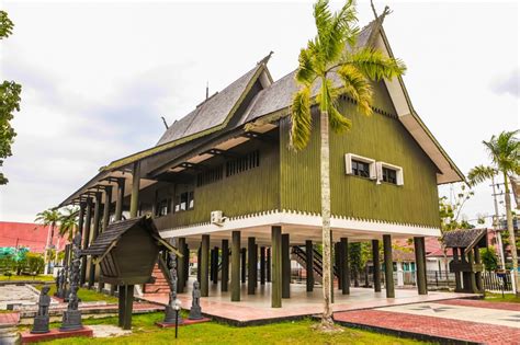 Mengenal Asal Usul Dan Filosofi Rumah Adat Kalimantan Selatan