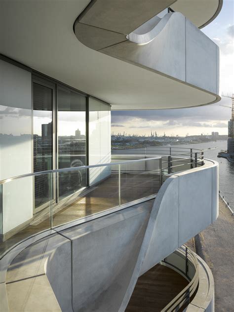 The recessed façades are protected from direct sun by the overhanging terraces above so that additional sunshades are not necessary. Behnisch Architekten / Marco Polo Tower