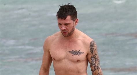 Ryan Phillippe Bares Hot Body While Shirtless In Miami Ryan Phillippe Shirtless Just Jared