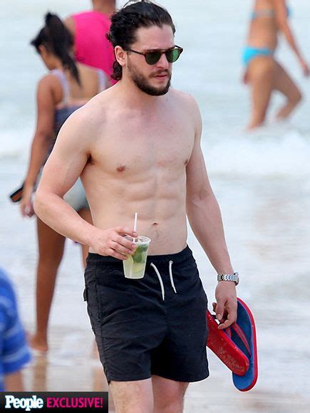 Kit Harington Game Of Thrones Shows Off His Abs On New Year S Eve