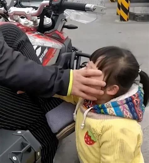 爸爸卖摩托车为女儿凑学费，女儿大哭不让卖。陷摆拍争议腾讯新闻