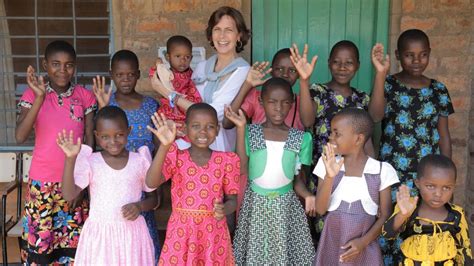 Traducir solidaridad significado solidaridad traducción de información sobre solidaridad en el diccionario y enciclopedia en línea gratuito. ¿Quieres participar en los XXVI Premios TELVA de ...